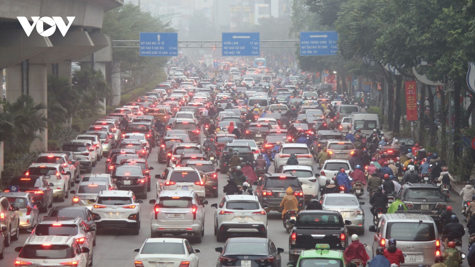 First working day after Tet leaves crowded streets throughout Hanoi