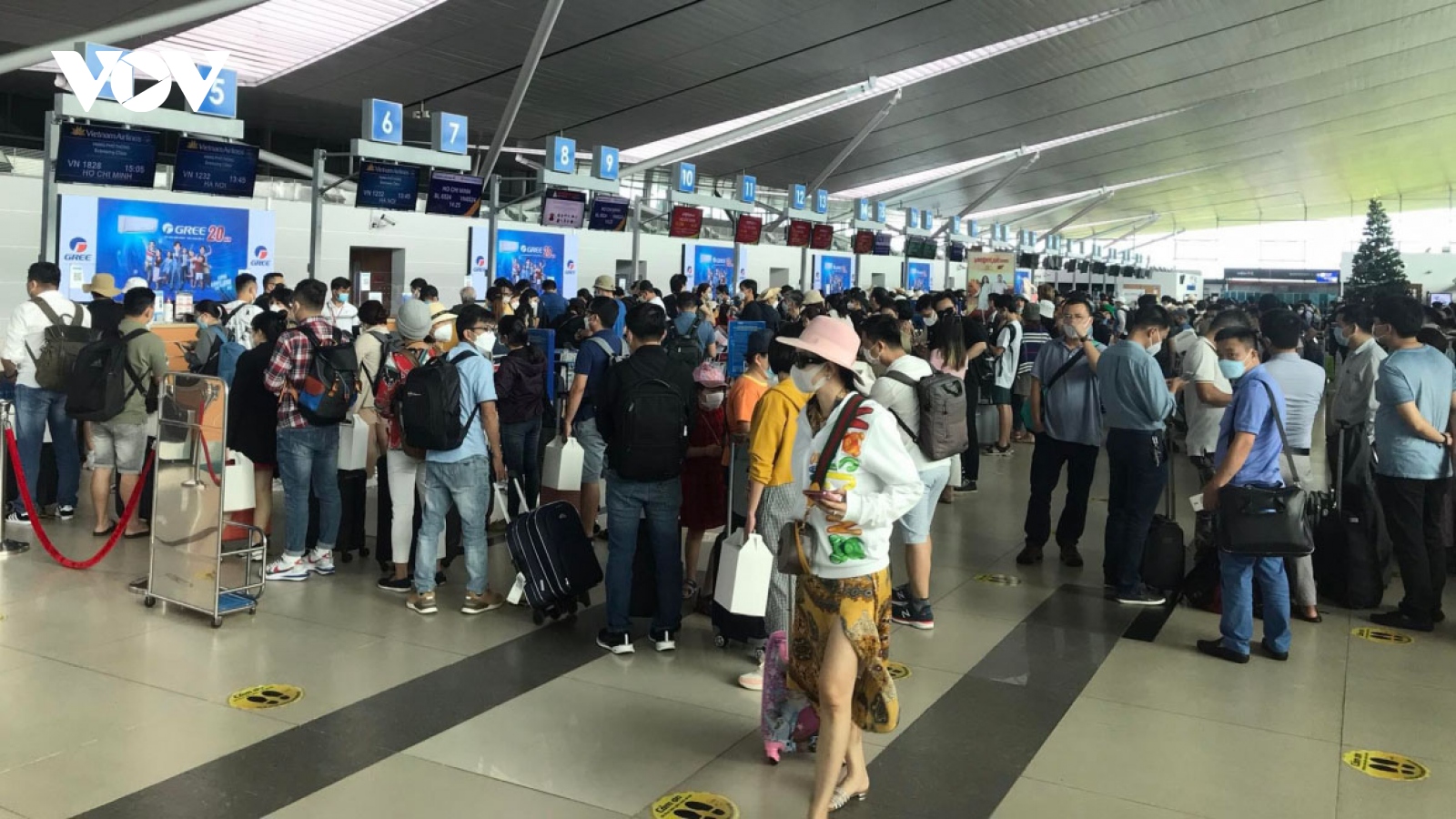 Noi Bai Airport sees record passenger numbers ahead of national holidays
