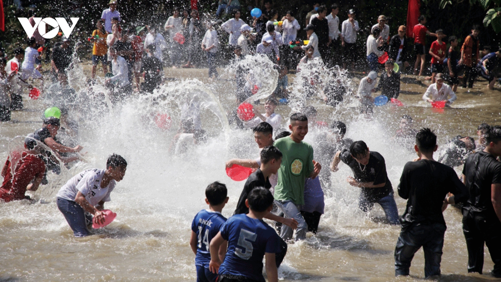 Lai Chau hosts exciting water splashing festival 