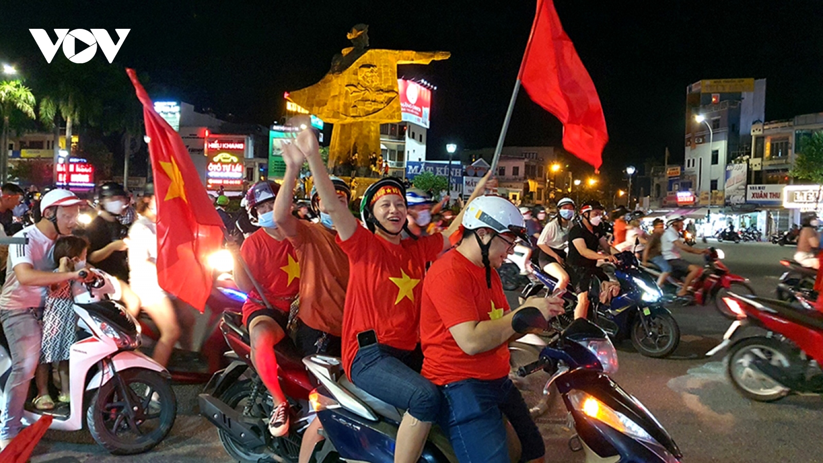 Fans wildly excited about Vietnam’s 1-0 win over Thailand to secure gold at SEA Games