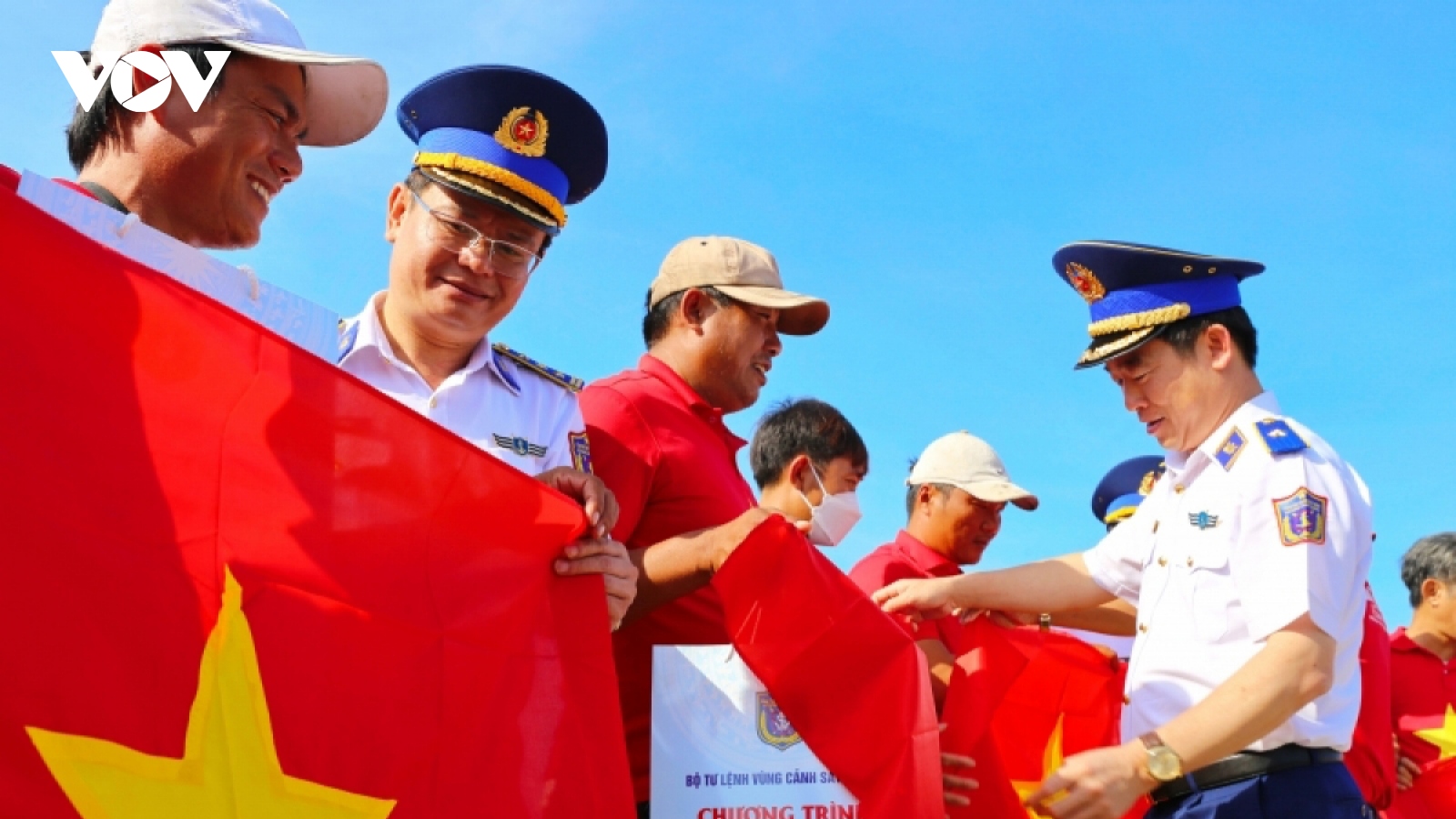 Vietnam Coast Guard offers 5,000 national flags to fishermen