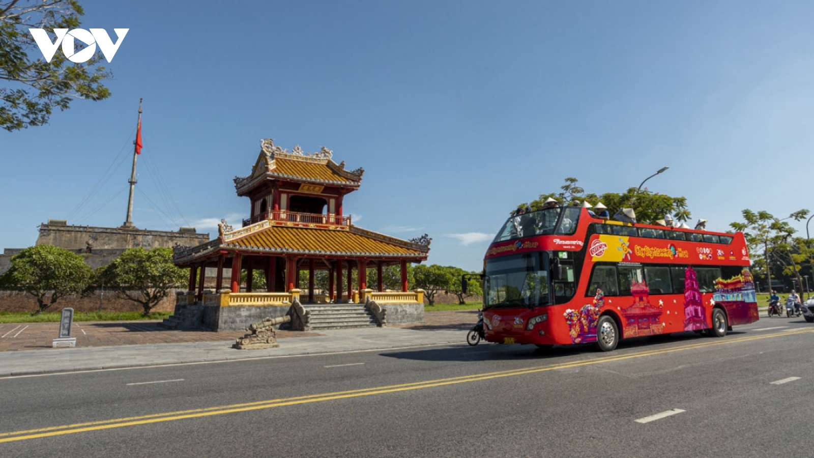 Taking a tour of Hue on double-decker bus