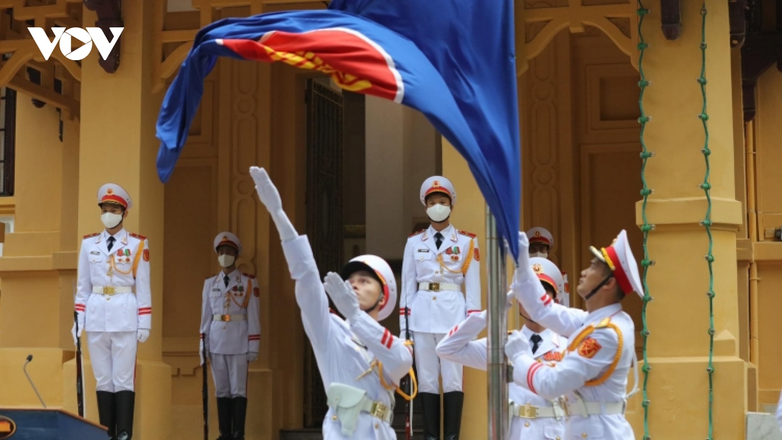 Vietnam holds flag-raising ceremony to mark ASEAN 55th founding anniversary