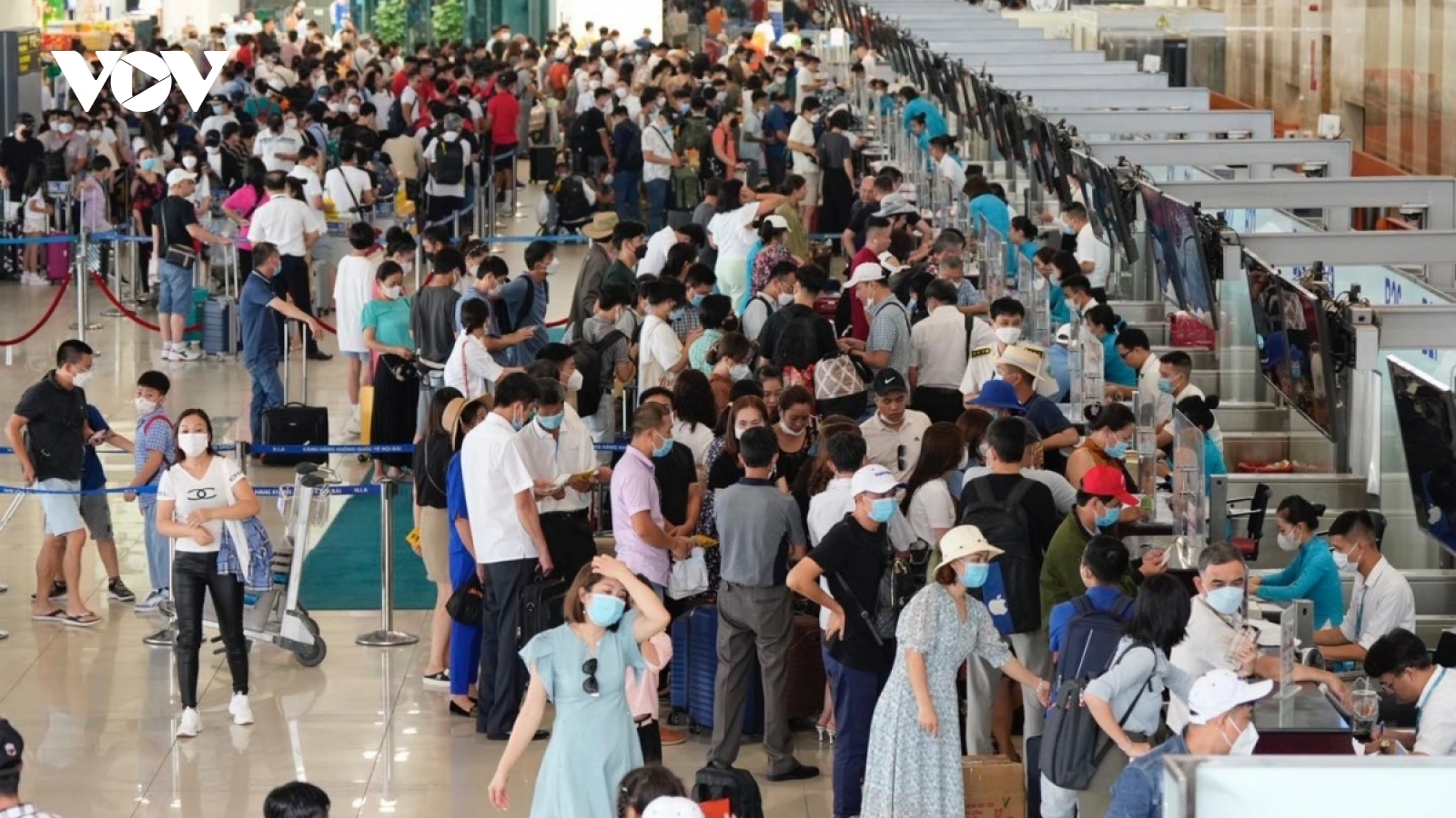 Tan Son Nhat airport receives record high of 120,000 passengers