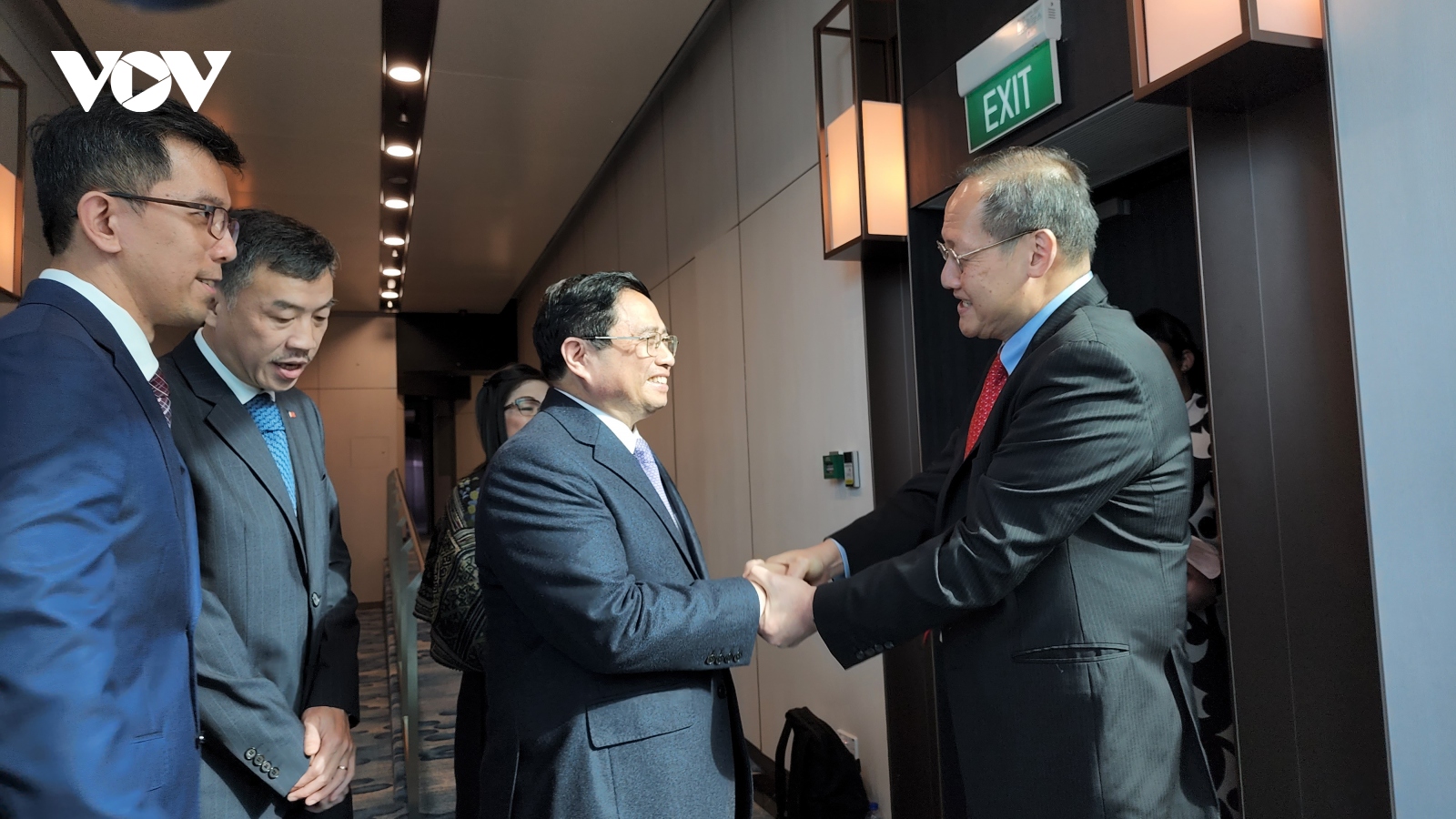Vietnamese PM arrives in Singapore, begins official visit