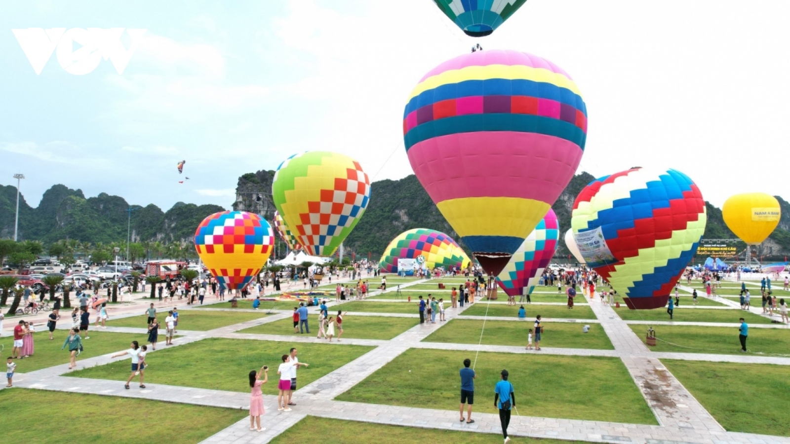 Hot air balloon festival marks Ha Long Bay’s UNESCO title recognition