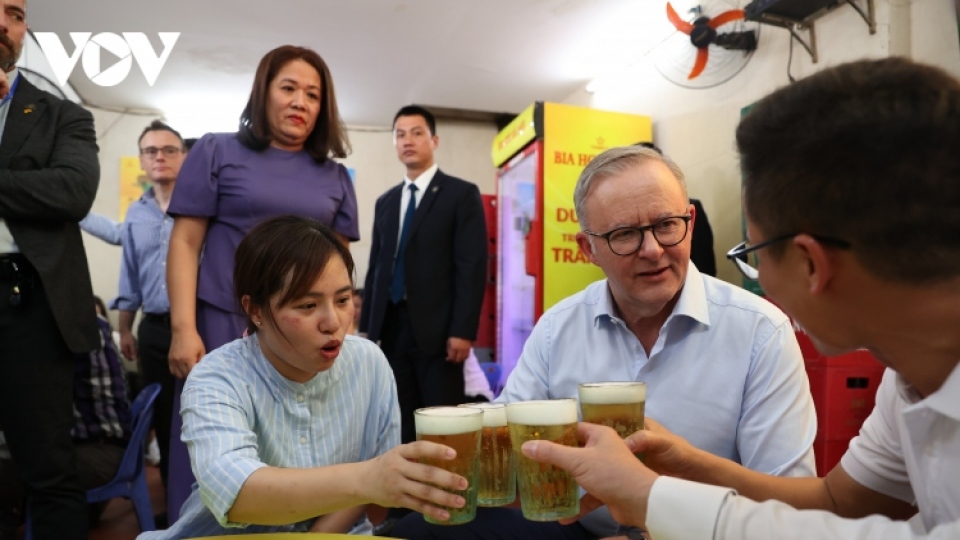 Australian PM samples bia hoi on first day in Hanoi