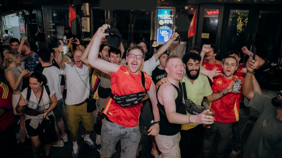 Foreign football fans crazy about EURO 2024 final in Hanoi’s Old Quarter