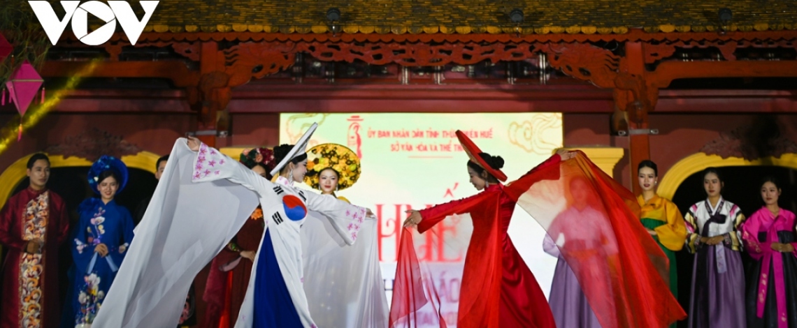 Traditional Áo dài and Hanbok costumes hit Hue catwalk stage