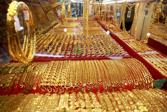 Gold prices break VND55 million ceiling to reach record high