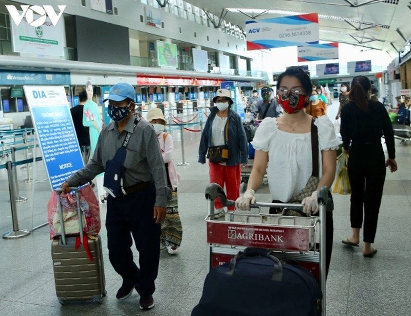 Over 400 stranded tourists return to Hanoi from Da Nang