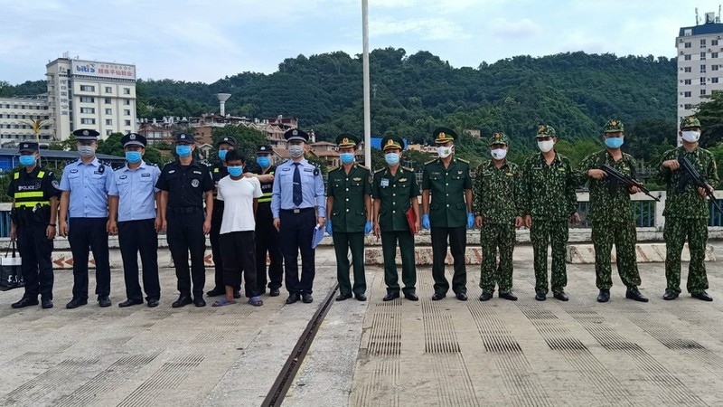 Lao Cai border guards hand over wanted man to Chinese authorities