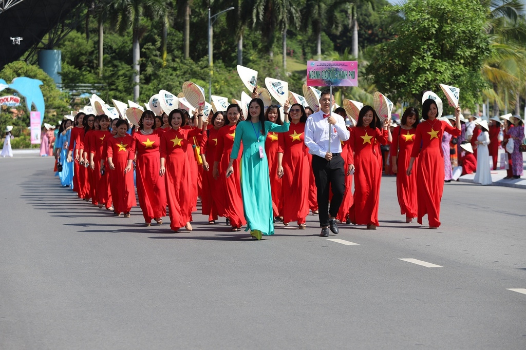 Over 2,000 women participate in Ao Dai week in Ha Long city