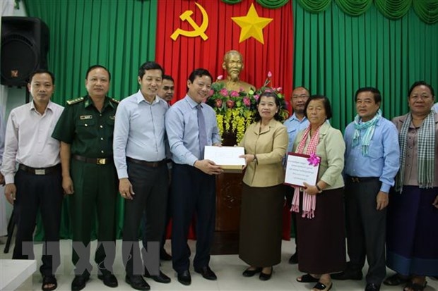 Cambodian Deputy PM presents gifts to flood-hit central Vietnamese region