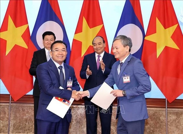 EVN signs MoU to buy electricity, develop power projects in Laos
