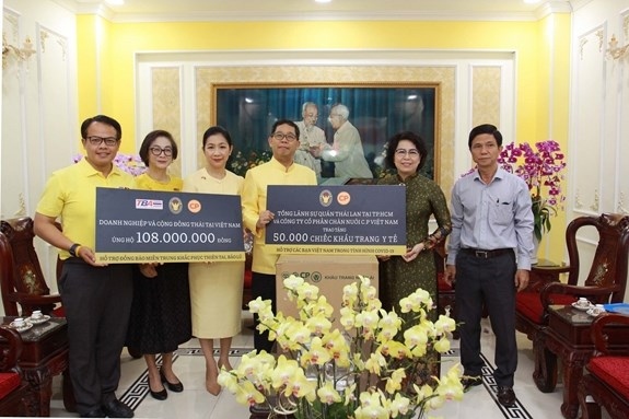Thailand presents aid to flood victims in central region