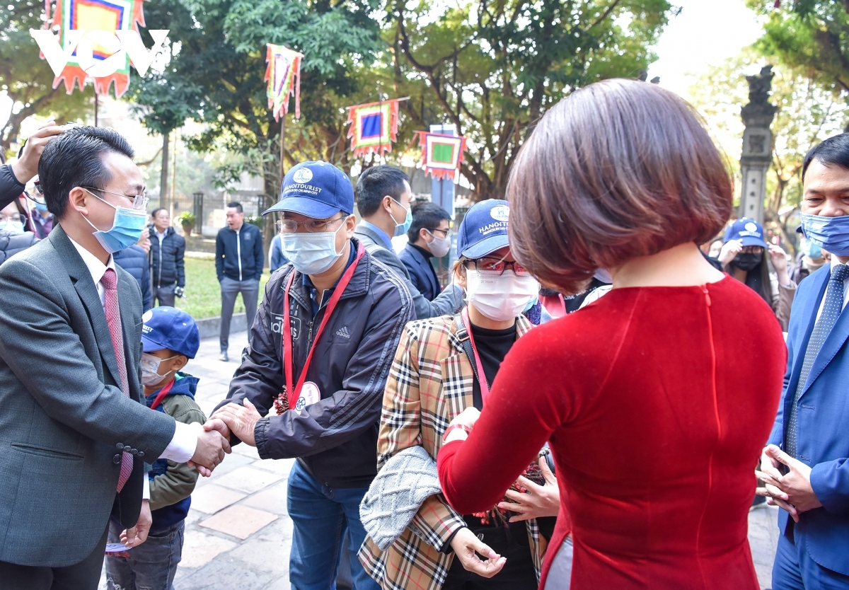 Hanoi welcomes first tourists of the New Year