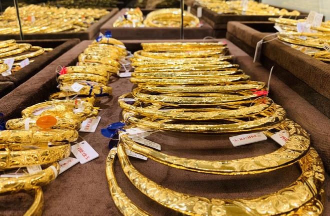 Domestic gold prices climb to record high after four-month lull