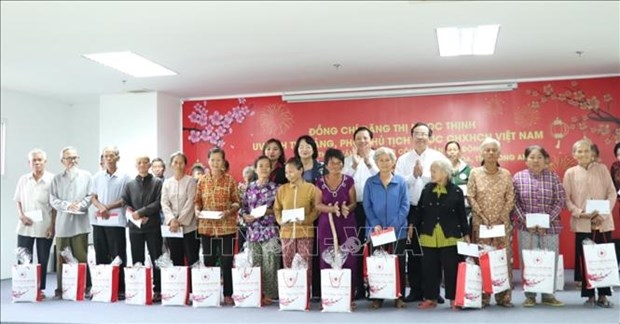 Tet gifts presented to disadvantaged people