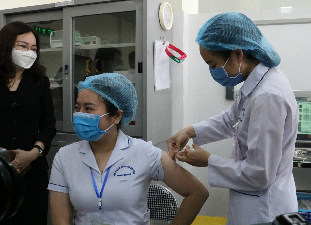 COVID-19 vaccination campaign begins in Hai Phong and Da Nang