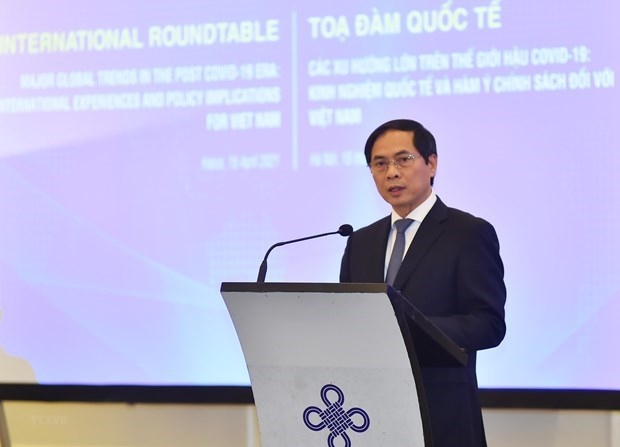 Experts discuss post-COVID-19 global major trends, recommendations for Vietnam