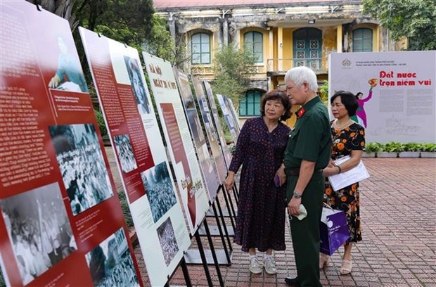 Hanoi photo exhibition celebrates National Reunification Day