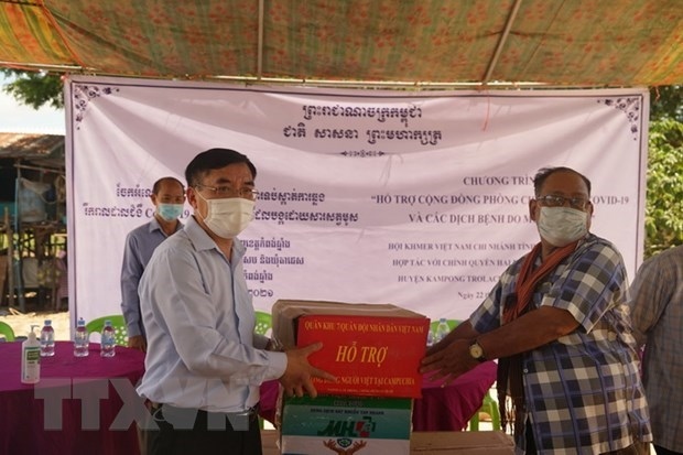 COVID-19 relief aid handed over to Vietnamese Cambodians