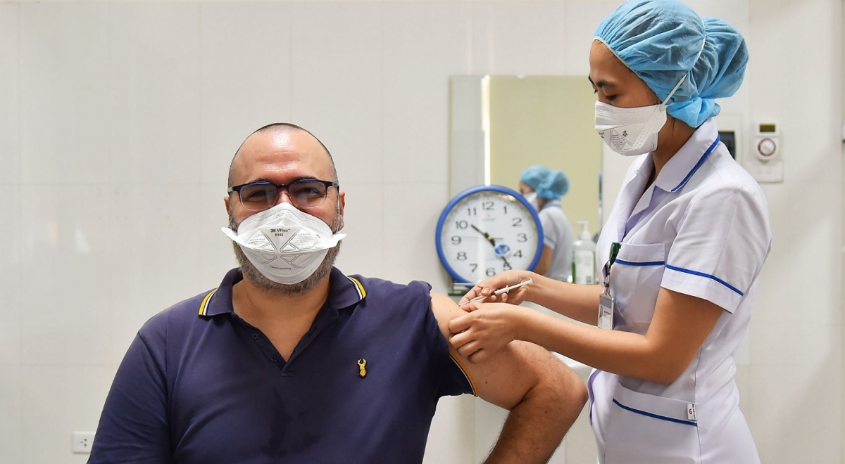 Foreign diplomats vaccinated against COVID-19 in Vietnam