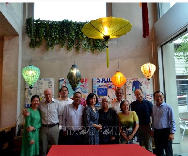 Vietnamese overseas in Switzerland donate COVID-19 prevention and control fund