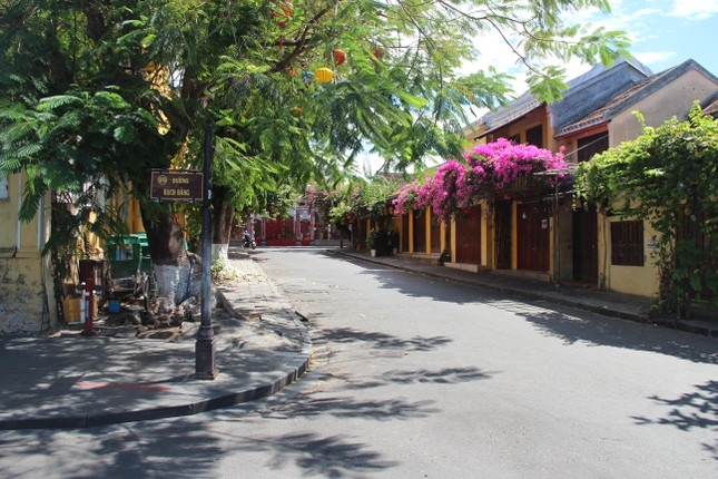 Hoi An ancient town on first day of social distancing order