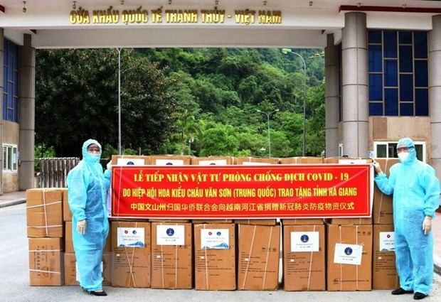 Chinese Association presents medical supplies to Ha Giang province