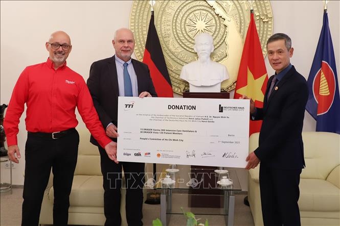 German businesses donate COVID-19 medical equipment to Vietnam