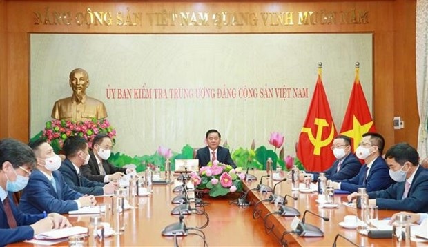 Vietnamese and Chinese Party officials exchange views on bilateral ties