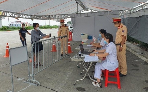 COVID-19: Hanoi installs cameras for QR code scanning at 67 checkpoints