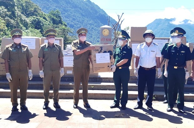 Quang Binh's border guard force presents medical supplies to Lao province