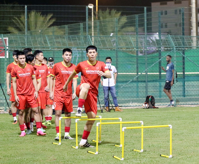 Vietnam national team train hard ahead of clash against Oman
