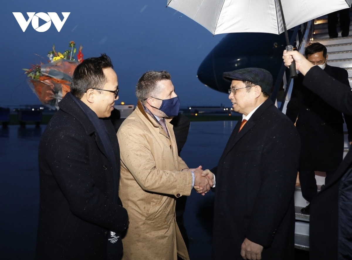 PM Chinh arrives in UK for working visit and COP26