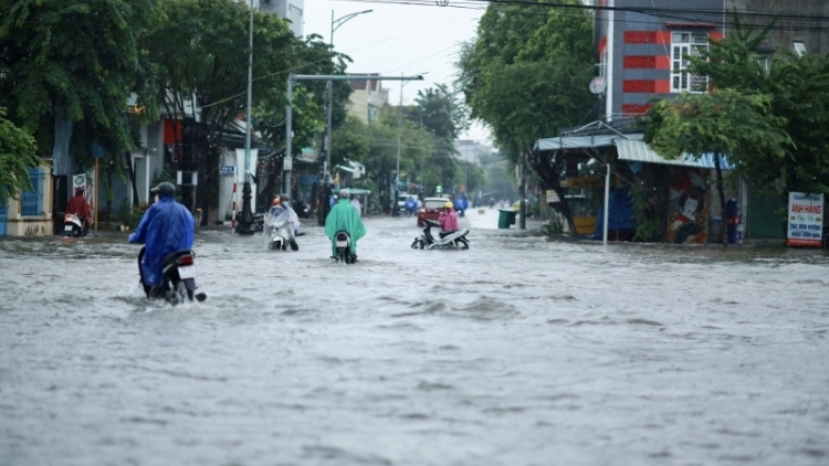 Thousands flee as floodwaters rise quickly in central Vietnam