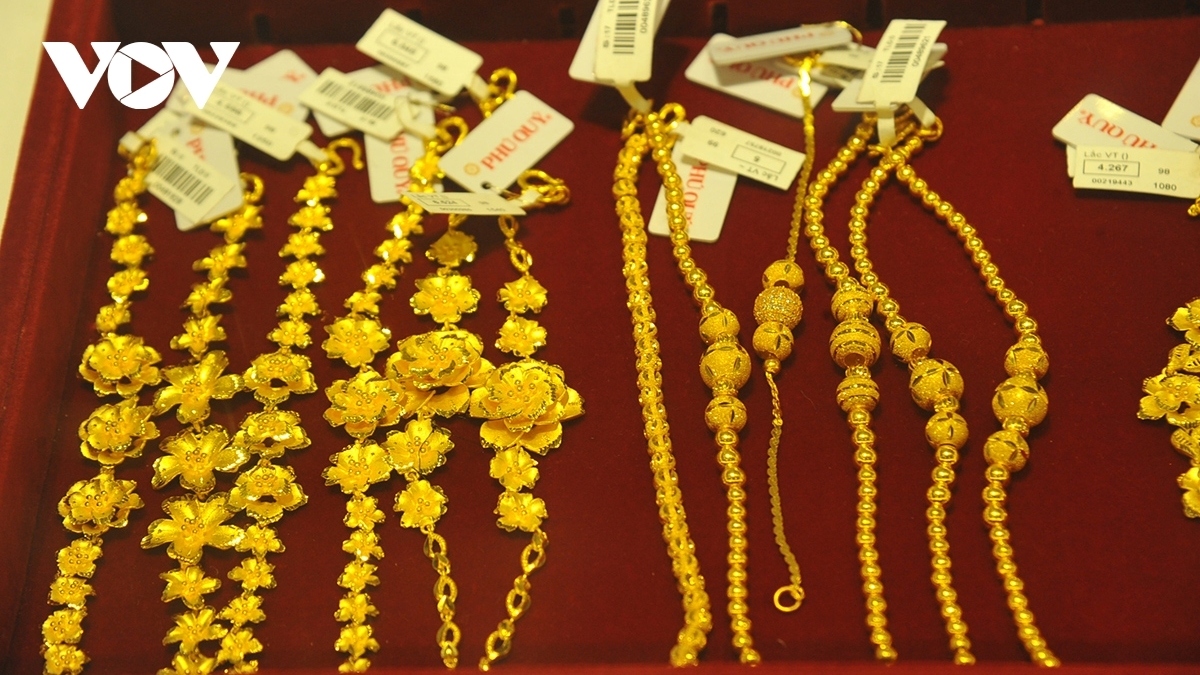 Domestic gold prices rise to one-year high of VND58 million per tael