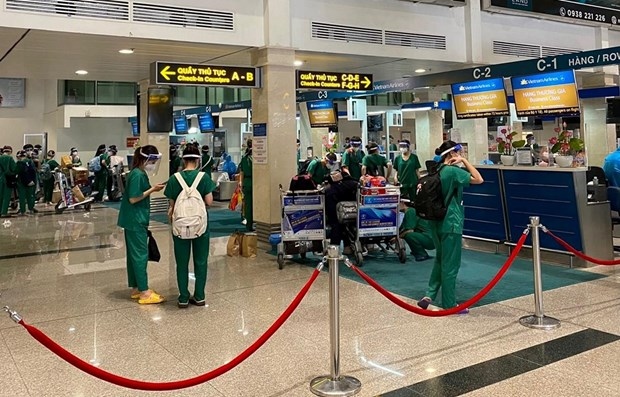 Nearly 1,000 medical personnel return to Hanoi from HCM City