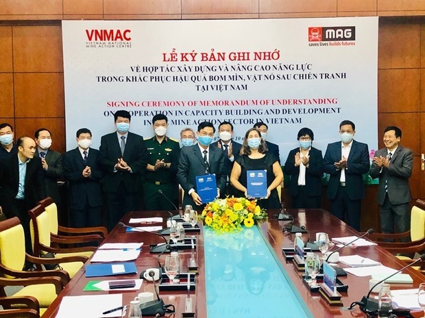 Vietnamese, UK organisations cooperate in addressing post-war bombs, mines