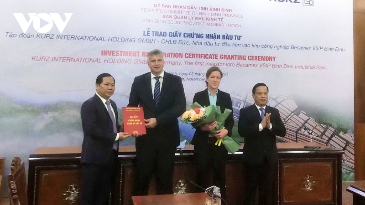 Binh Dinh grants investment certificate to Germany's thin-film factory project