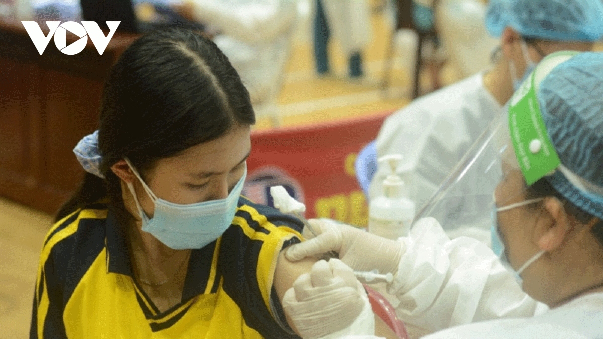 Da Nang starts COVID-19 vaccinations for teenagers