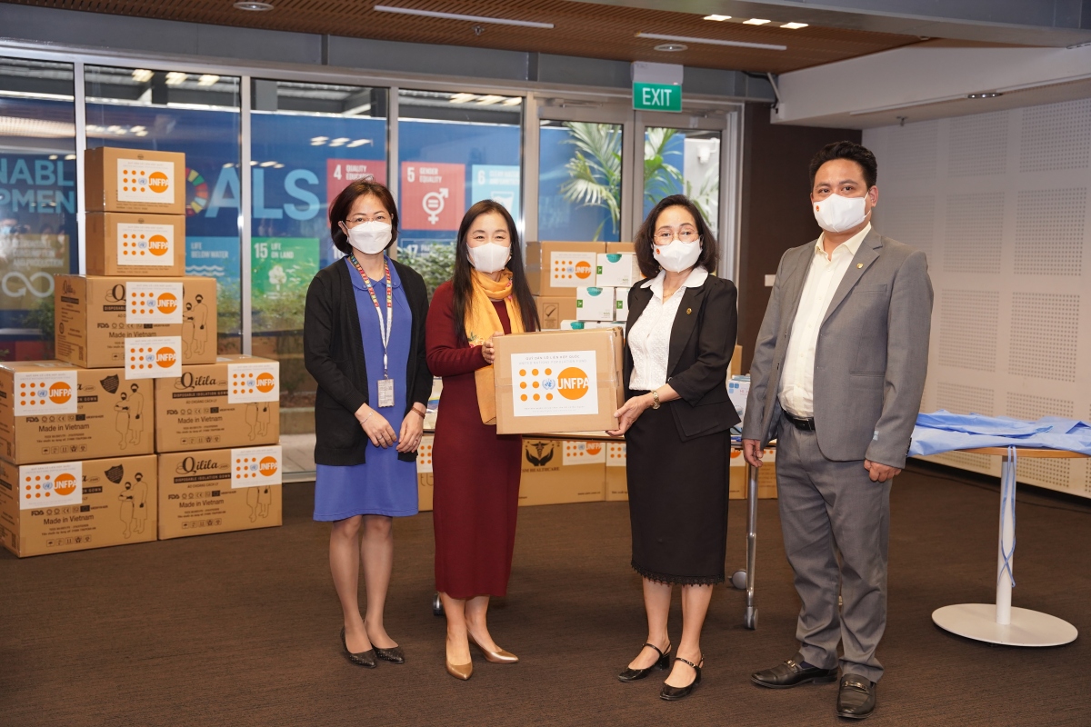 UNFPA presents more medical supplies to Vietnam