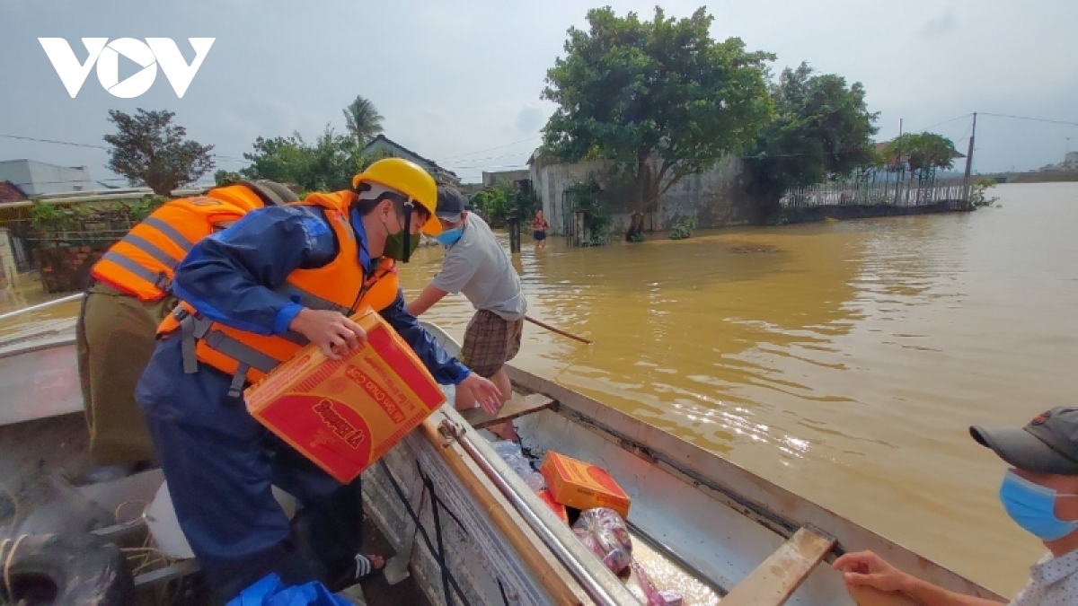 Floods in central and Central Highlands regions leave 18 dead or missing