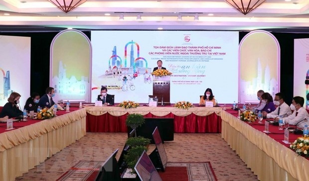 HCM City leaders talk with foreign cultural officers, reporters