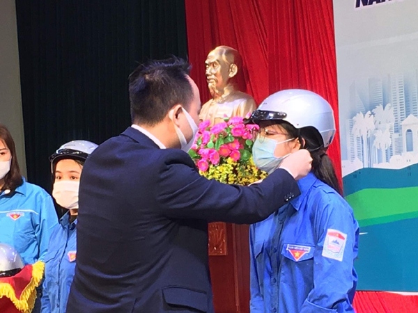 Honda Vietnam to present 20,000 helmets to people nationwide