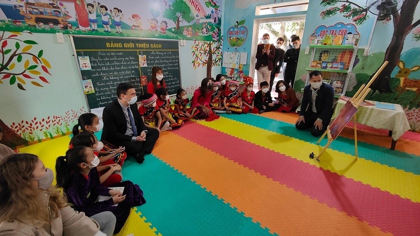 Israeli Embassy, Miss Universe VN H’Hen Nie open libraries for ethnic students