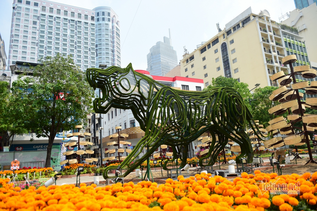 Nguyen Hue flower street in HCM City opens to public for Tet festival