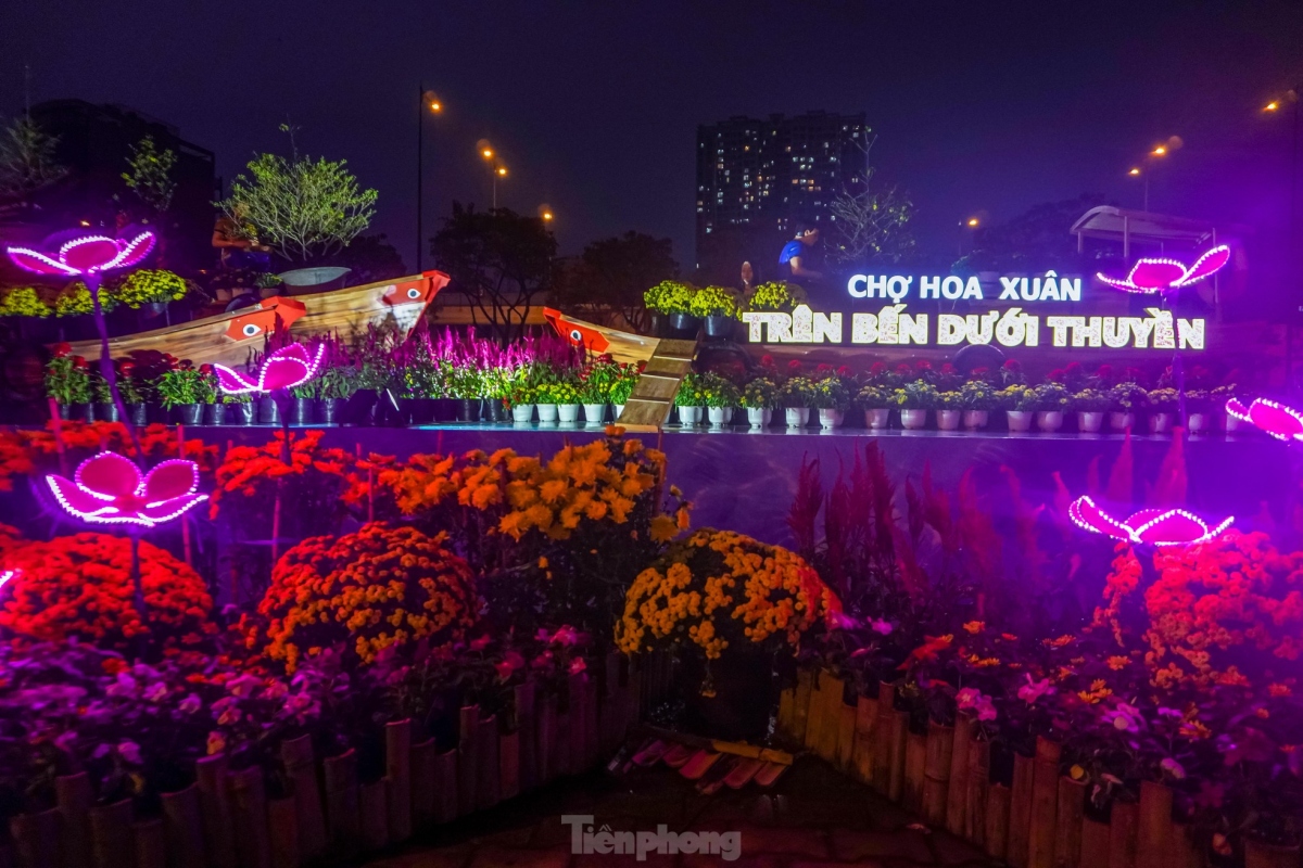 Unique floating flower market ready to welcome Tet customers